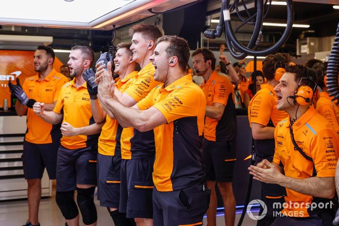 El equipo McLaren celebra en el garaje como Lando Norris, McLaren MCL38