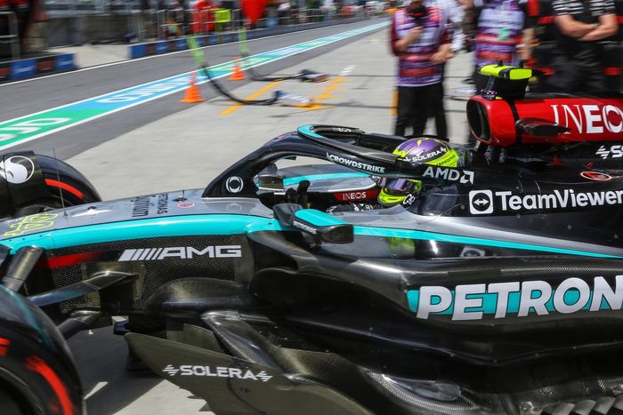 Lewis Hamilton, Mercedes F1 W15, en boxes 