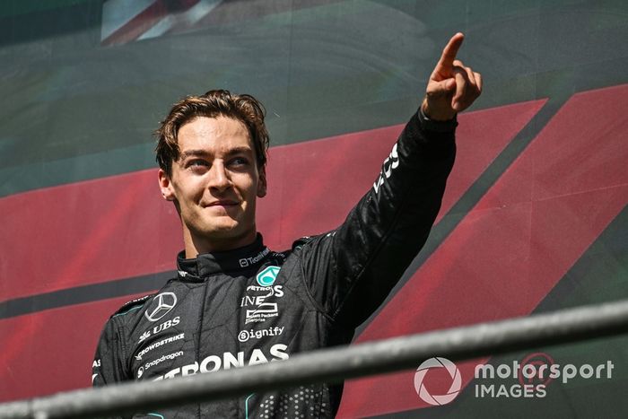 George Russell, Mercedes-AMG F1 Team, 1ª posición, celebra en el podio 