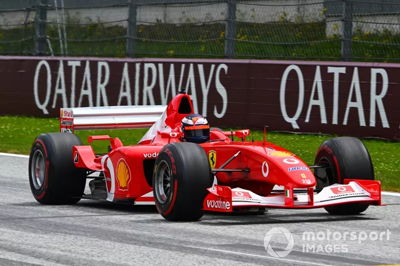 Gerhard Berger conduit la Ferrari F2002 de Michael Schumacher de 2002 lors d'une parade des légendes.