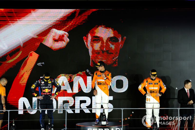 Max Verstappen, Red Bull Racing, 2ª posición, Lando Norris, McLaren F1 Team, 1ª posición, y Oscar Piastri, McLaren F1 Team, 3ª posición, en el podio.