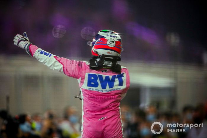 El ganador de la carrera Sergio Pérez, Racing Point celebra en Parc Ferme