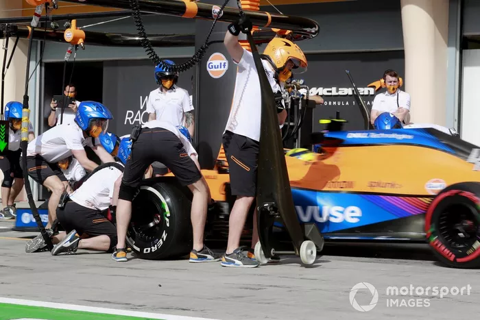 Lando Norris, McLaren MCL35M, hace una parada en pits durante la FP1