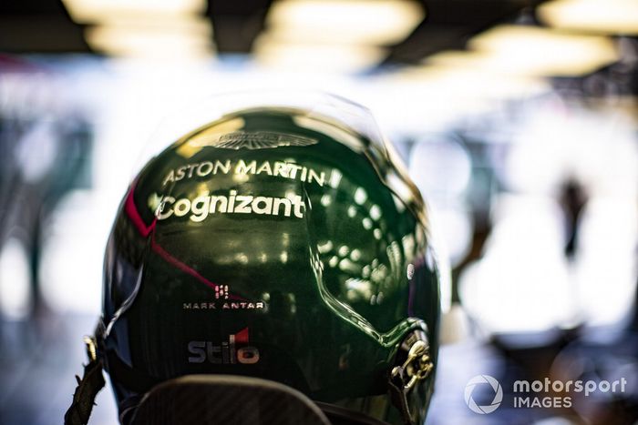 El casco de un mecánico