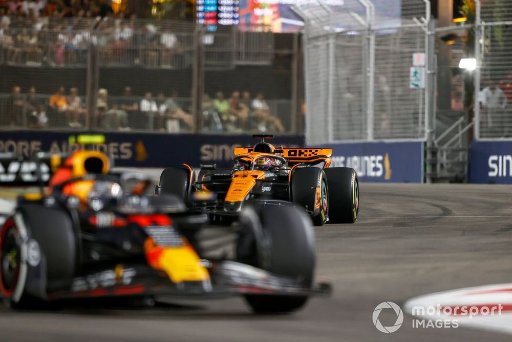 Sergio Pérez, Red Bull Racing RB19, Oscar Piastri, McLaren MCL60