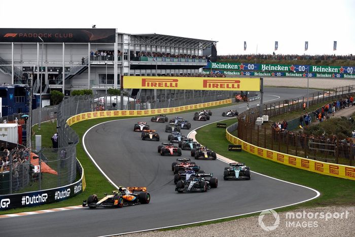 Lando Norris, McLaren MCL60, lidera a George Russell, Mercedes F1 W14, Fernando Alonso, Aston Martin AMR23, Alex Albon, Williams FW45, y el resto del pelotón en la salida.