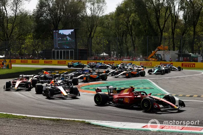 Carlos Sainz, Ferrari SF-23, Max Verstappen, Red Bull Racing RB19, Charles Leclerc, Ferrari SF-23, George Russell, Mercedes F1 W14, el resto de la parrilla en la salida.