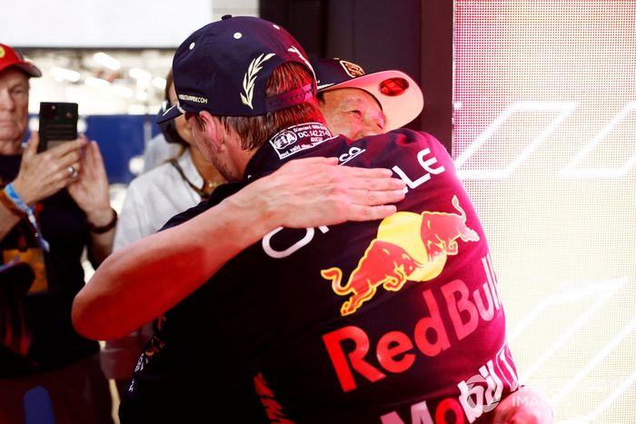 Max Verstappen, Red Bull Racing, 2º clasificado y campeón del mundo de pilotos 2023, lo celebra con su equipo tras la carrera Sprint