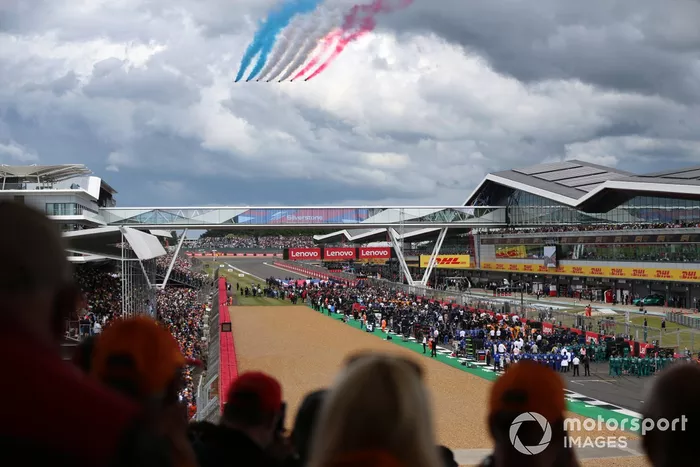 Los Red Arrows sobrevuelan la parrilla de Silverstone