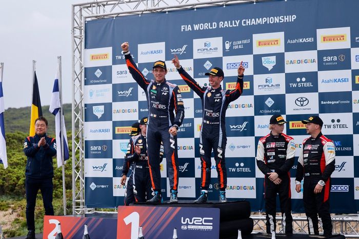 Podio: ganador Thierry Neuville, Martijn Wydaeghe, Hyundai World Rally Team Hyundai i20 N Rally1, segundo puesto Esapekka Lappi, Janne Ferm, Hyundai World Rally Team Hyundai i20 N Rally1, tercer puesto Kalle Rovanperä, Jonne Halttunen, Toyota Gazoo Racing
