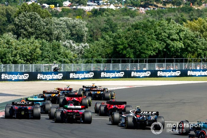 Max Verstappen, Red Bull Racing RB19, Lewis Hamilton, Mercedes F1 W14, Lando Norris, McLaren MCL60, Oscar Piastri, McLaren MCL60, el resto de la parrilla en la salida.