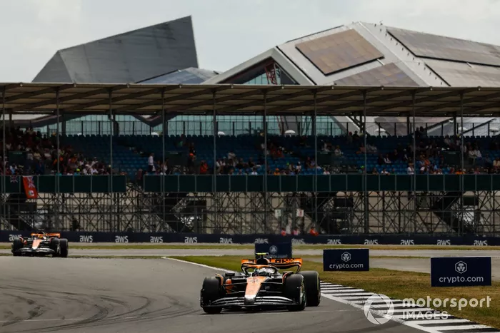 Lando Norris, McLaren MCL60, Oscar Piastri