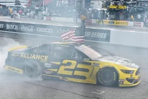 Brad Keselowski, Team Penske, Western Star/Alliance Parts Ford Mustang celeb rates his win