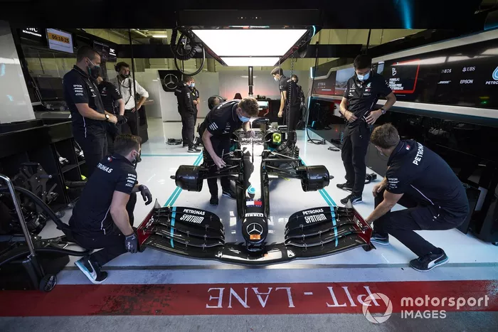 Car of Valtteri Bottas, Mercedes F1 W11 EQ Performance nel garage