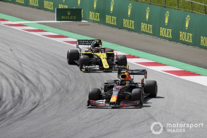 Alex Albon, Red Bull Racing RB16, Esteban Ocon, Renault F1 Team R.S.20,  Daniel Ricciardo, Renault F1 Team R.S.20