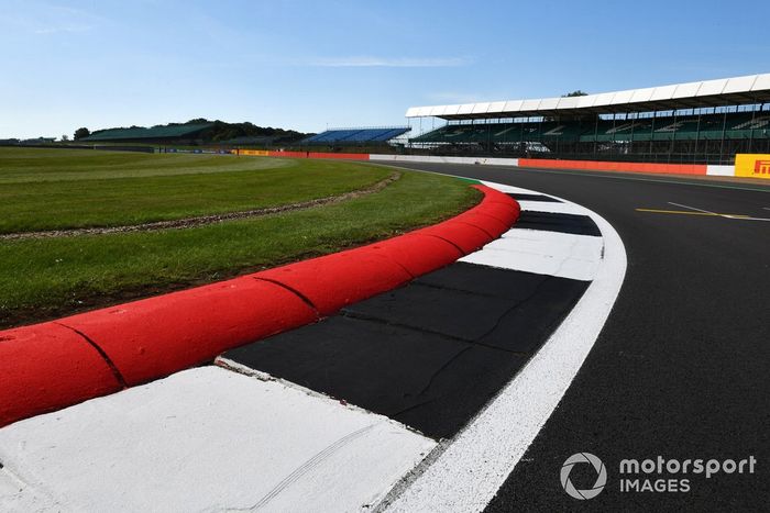 Una vista a través de uno de los bordillos de Silverstone