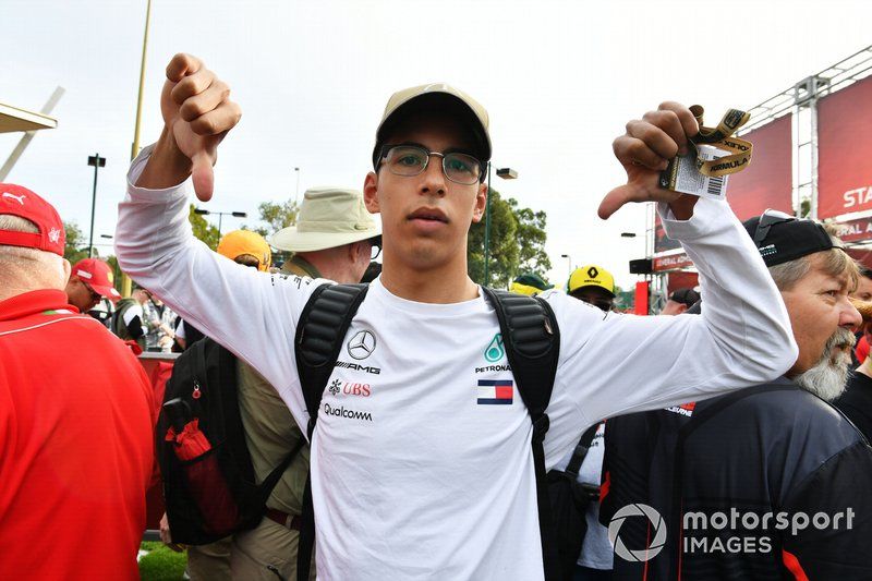 Un decepcionado fanático de Mercedes F1 hace un gesto  al retrasar la apertura de las puertas
