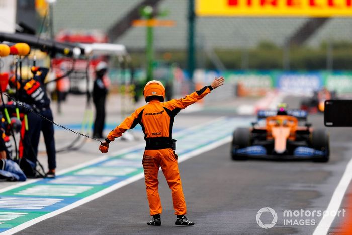 Un mecánico de McLaren dirige a Lando Norris, McLaren MCL35