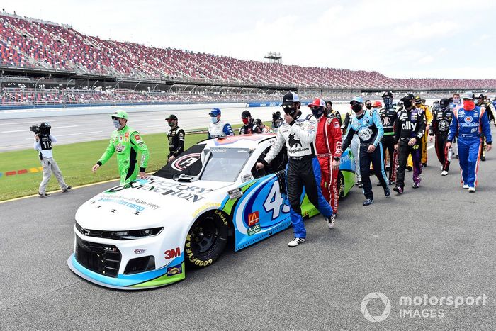 Darrell Wallace Jr., Richard Petty Motorsports, Chevrolet Camaro Victory Junction and Jimmie Johnson, Hendrick Motorsports, Chevrolet Camaro Ally