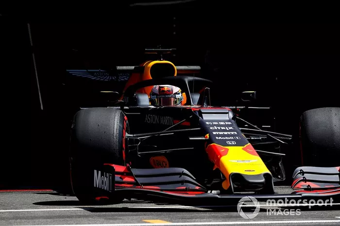 Max Verstappen, Red Bull Racing RB15, lascia il garage