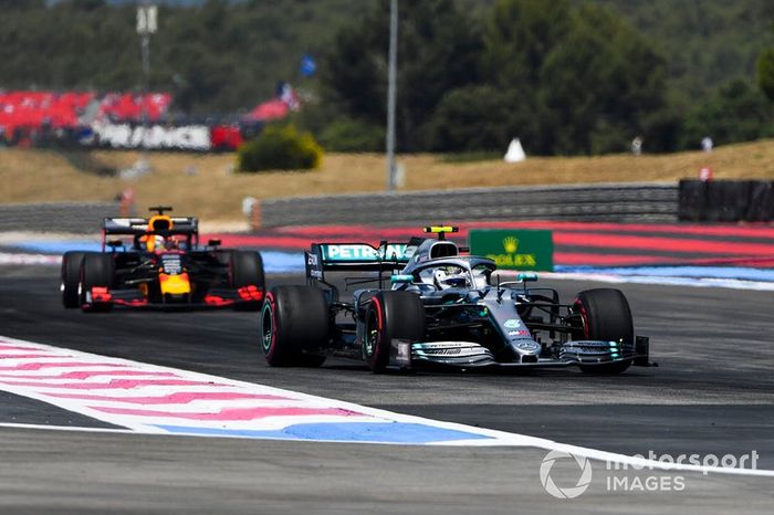 Valtteri Bottas, Mercedes AMG W10, precede Max Verstappen, Red Bull Racing RB15