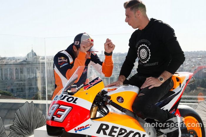Marc Márquez le enseña su HRC a Joaquín, futbolista del Betis
