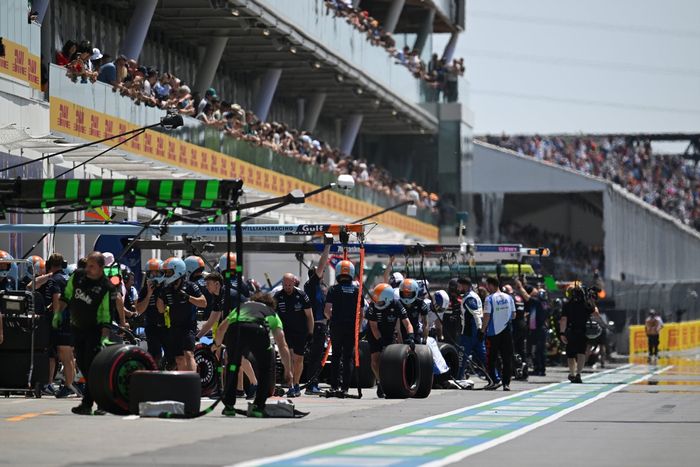 Williams pit crew