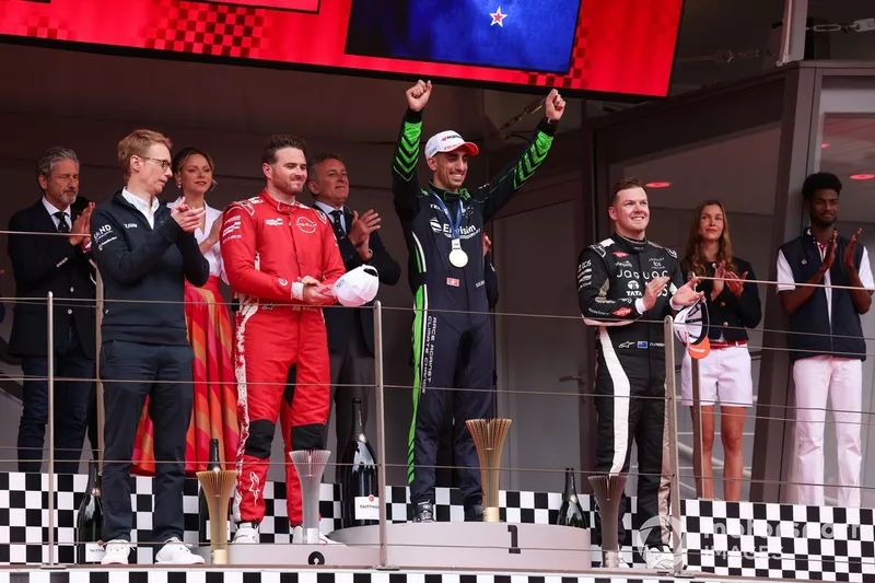 Sébastien Buemi, Envision Racing, vainqueur de la course, Oliver Rowland, Nissan Formula E Team, deuxième, Nick Cassidy, Jaguar TCS Racing, troisième, Sylvain Filippi, directeur général et directeur technique d'Envision Racing.