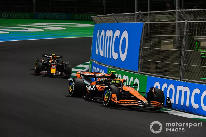 Lando Norris, McLaren MCL38, Sergio Perez, Red Bull Racing RB20