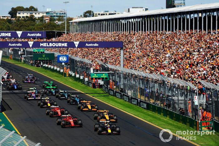 Max Verstappen, Red Bull Racing RB20 el campo en la salida de la carrera