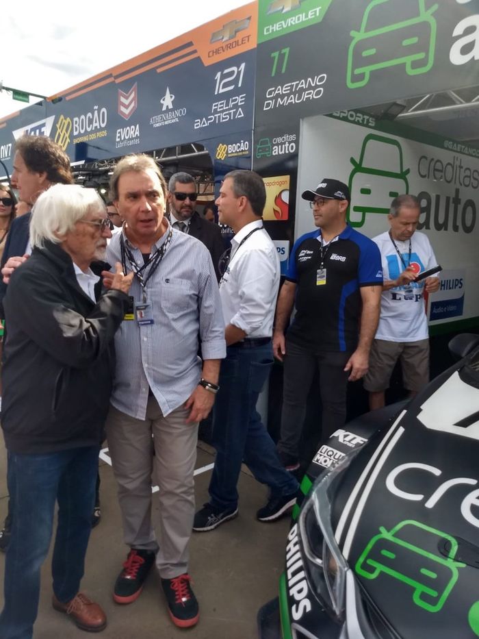 Bernie Ecclestone conversa com Reginaldo Leme