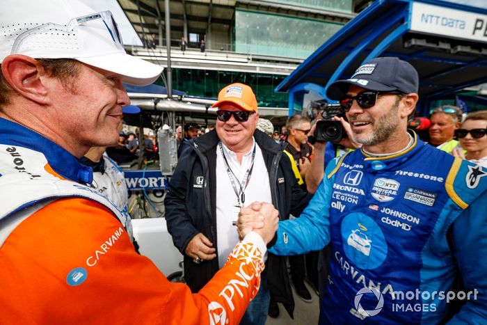 El ganador de la pole Scott Dixon, Chip Ganassi Racing Honda celebra su premio de la pole, Jimmie Johnson, Chip Ganassi Racing Honda