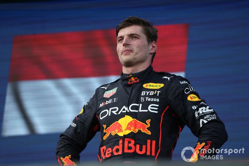 Max Verstappen, Red Bull Racing, 1ª posición, lo celebra en el podio