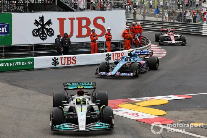 Lewis Hamilton, Mercedes W13, Esteban Ocon, Alpine A522, Valtteri Bottas, Alfa Romeo C42