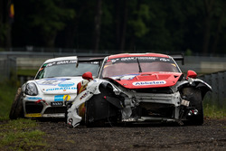 Probleme für #3 Frikadelli Racing Team, Porsche 991 GT3 R: Klaus Abbelen, Sabine Schmitz, Patrick Huisman, Norbert Siedler; #112 Care For Climate, Porsche Cayman GT4: Smudo, Tom von Löwis of Menar, Daniel Schellhaas, Axel Duffner
