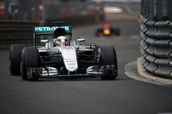 Lewis Hamilton, Mercedes AMG F1 W07 Hybrid leads Daniel Ricciardo, Red Bull Racing RB12