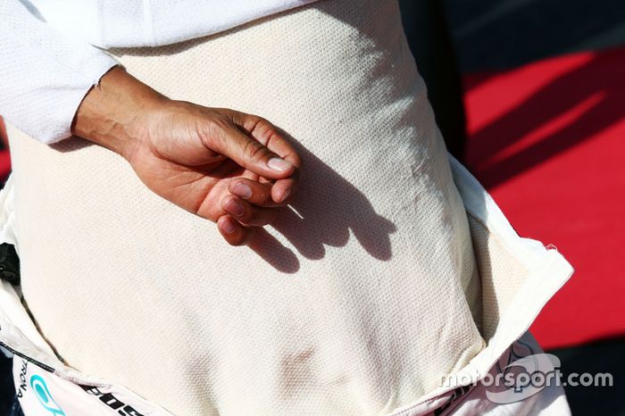 Lewis Hamilton, Mercedes AMG F1 durante el himno nacional