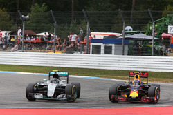 Nico Rosberg, Mercedes AMG F1 W07 Hybrid y Max Verstappen, Red Bull Racing RB12 luchan por la posici