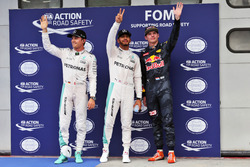 Nico Rosberg, Mercedes AMG F1, tweede; Lewis Hamilton, Mercedes AMG F1, pole; Max Verstappen, Red Bu