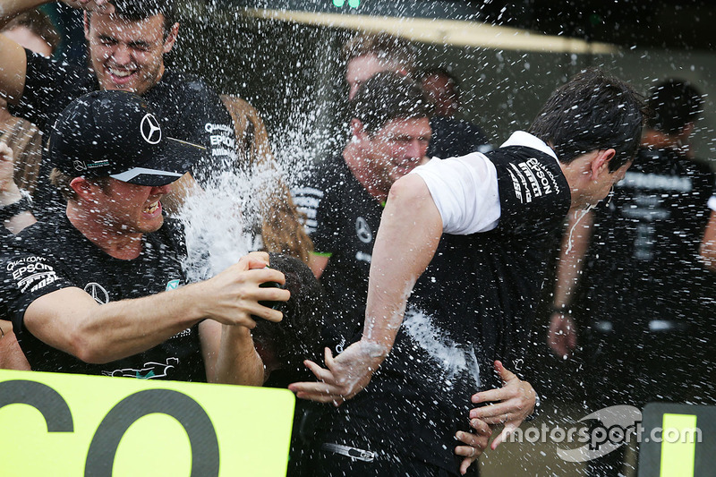 Race winner Nico Rosberg, Mercedes AMG F1 celebrates the Constructors' title with Toto Wolff, Merced