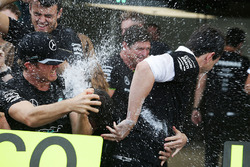 Nico Rosberg, Mercedes AMG F1 viert de constructeurstitel met teambaas Toto Wolff en het team