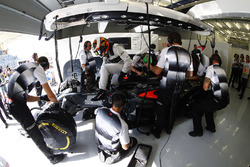 Stoffel Vandoorne, McLaren MP4-31 en el garaje