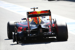 Daniel Ricciardo, Red Bull Racing RB12 beim Boxenstopp nach einem Reifenschaden