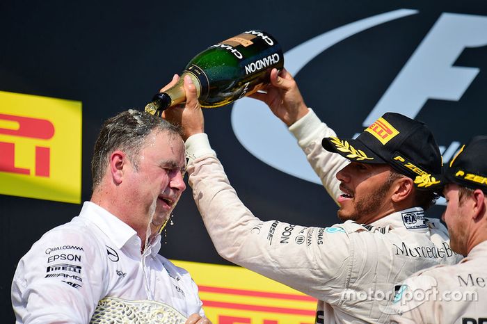 Ron Meadows, director del equipo Mercedes GP se celebra en el podio Lewis Hamilton y Nico Rosberg, Mercedes AMG F1, Mercedes AMG F1
