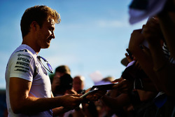 Nico Rosberg, Mercedes AMG F1, gibt Autogramme