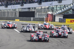 Старт: #7 Audi Sport Team Joest Audi R18: Андре Лоттерер, Марсель Фасслер лідирують