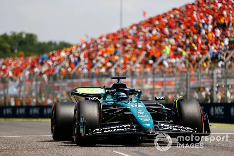 Lance Stroll, Aston Martin AMR24, arrive sur la grille de départ