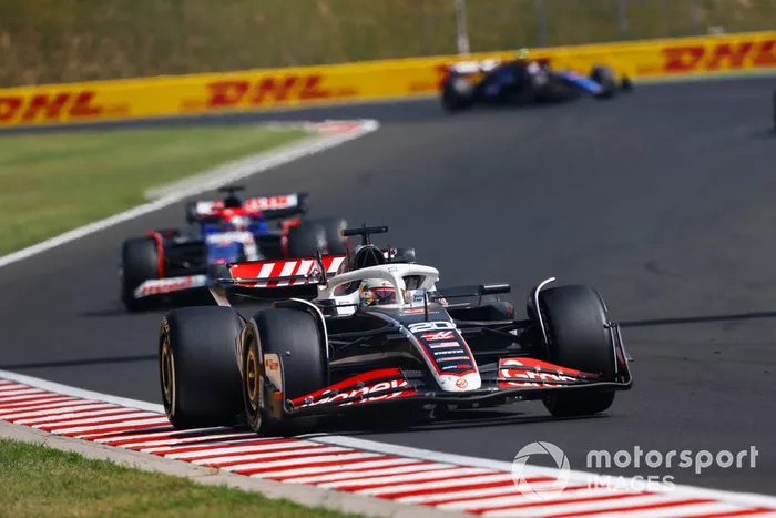 Kevin Magnussen, Haas VF-24, Daniel Ricciardo, RB F1 Team VCARB 01
