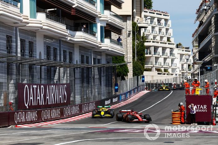 Charles Leclerc, Ferrari SF-24, Oscar Piastri, McLaren MCL38, Lando Norris, McLaren MCL38, en la vuelta de apertura.