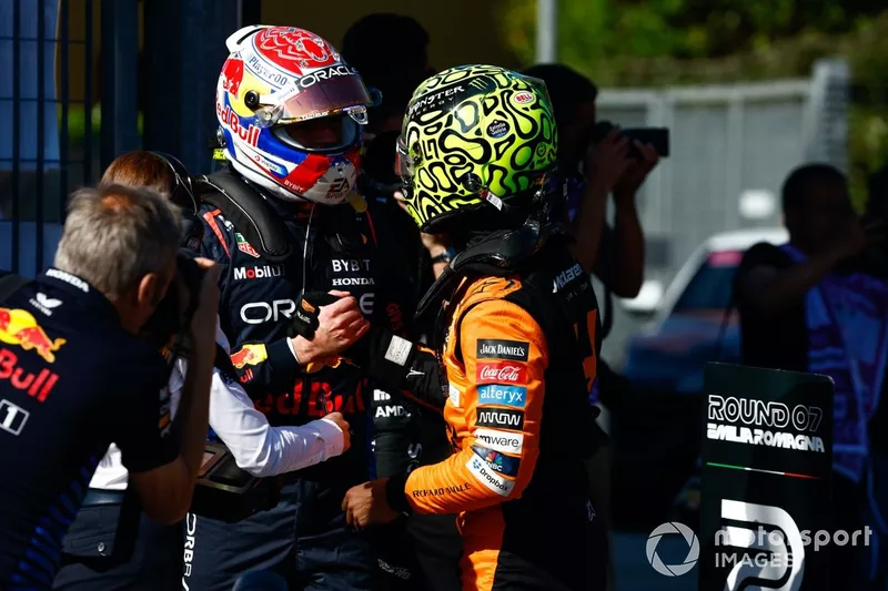 Max Verstappen, Red Bull Racing, et Lando Norris, McLaren F1 Team, se félicitent au Parc Ferme après les qualifications.